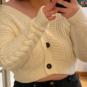 Stickad kofta  - Plagget är som nytt knappt använd 