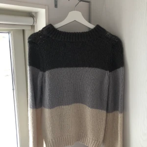 Stickad tröja  - Randig stickad tröja som tyvärr inte kommer till användning längre.