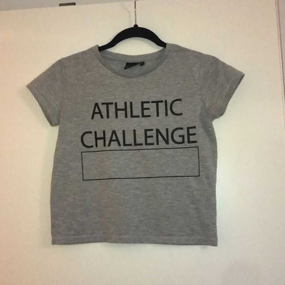 En grå t-shirt, svarta tränings tights med bra passform, en mönstrad tunn träningsjacka. Säljs antingen som helt set eller separat. Frakten beror på hur många plagg du köper. Piriset är 100 kr (utan frakt) flr hela settet eller 40kr/del (utan frakt). Övrigt.
