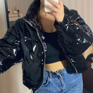 Glansig jacka  - Jättesnygg jacka från Gina! Den är i storlek xs men är ocersize så passar även s-m. Aldeig använd, säljs då jag inte tycker den klär mig, nypris 600❤️