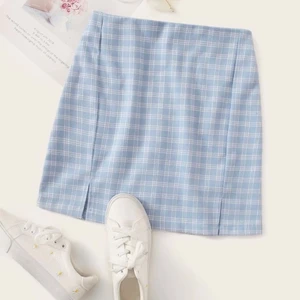 Blå rutig kjol - Superfin blå rutig kjol från shein, oanvänd i stl. L men jag är M och 170cm och den sitter bra i midjan men den är lite kort på mig så man får en ide hur den sitter på. Två slits vid båda benen också🦋💙