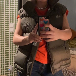 Nike väst  - Hej, jag säljer min gröna Nike väst! Den är väldigt skön, varm och snygg! (Vintage) buda från 350kr! Inga defekter då den är välbehållen! Jag kan mötas upp och annars står köpare för frakten, LEDANDE BUD 810kr