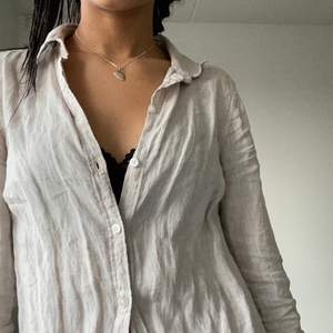 Fin beige linne skjorta från Gina tricot.                                       (Står ej för eventuell frakt)