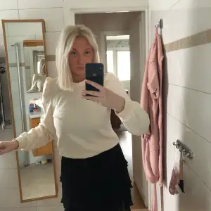 Vit/beige sweater med puffärmar, köpt på h&m, fint skick💕