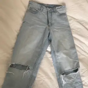 Säljer ett par ljusblåa jeans från Monki i storlek 24 (gjort hålen själv)