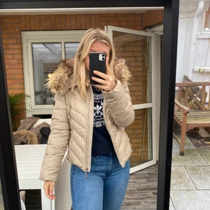 Hollies jacka  - En jättemysig vinterjacka från hollies. Storlek 36. Kan mötas upp i Helsingborg/Båstad. Annars kan jag frakta men står ej för kostanden. Endast swich. Startbud 250 kr, buda i kommentarerna. 🤎