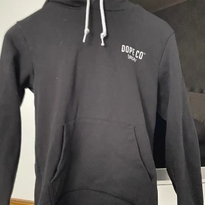 Dope Hoodie - En svart dope hoodie i storlek 34 alltså som en S. Nypris 600kr säljer min för 350kr. Hoodien är använd få tal gånger och fint sick. Köparen står för frakten. Skriv privat för intresse :)
