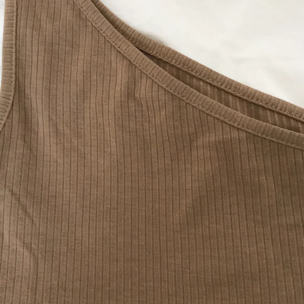 Säljer denna bruna tröja då den aldrig kommit till användning i XS (Helt oanvänd). Toppar.