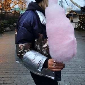 Silvrig jacka zara - Säljer denna supersnygga vändbara jackan jag köpte på Zara vintern 2020. Den är i storlek S men skulle säga att den sitter lika bra på M. Den kommer från kollektionen som är gjord på återvunna plastflaskor som Zara släppte i December 2019. Har tyvärr inga lappar med någon info då den är vändbar. Köptes för 899 och bud startar på 300 + frakt. Buda i kommentarerna✨