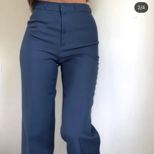 Blå kostymbyxor - Så snygga men passade inte mig tyvärr :( bilderna är från förra ägaren