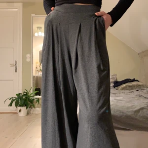 Japanska tygbyxor  - Dessa är köpta på Uniqlo i Japan och är otroligt sköna och snygga men inte min stil längre ✨ Har pressveck samt fickor på framsidan! Strl XS men midjan är väldigt stretchiga så passar mig som brukar ha S/M i vanliga fall 🥰 Köpare betalar frakt!