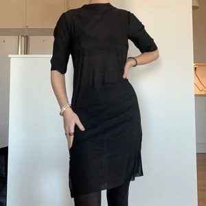 Svart Klänning - Säljer min superfina see-through klänning från NA-KD, endast använd en gång!! 💞 köparen står för frakten men jag möter även upp i Lund💞 