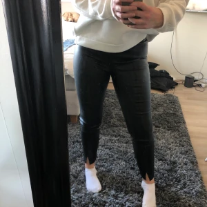 Skinnbyxor med slits  - Asballa skinnbyxor med en slits nedtill från Zara 🖤 Jättesmygga med en större tröja eller sweatshirt till.  storlek M men liten i storleken så skulle säga att dem sitter bättre på en S. 🥰 