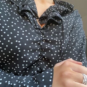 Prickig blus - Säljer mina super fina prickiga blus i storlek S. Vet inte riktigt vart den kommer ifrån. Säljer för 150kr + frakt💖