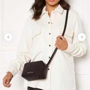 Calvin Klein väska! - Säljer min Calvin Klein camera bag som jag använt väldigt sparsamt. Perfekt till vardagen och får plats med allt man behöver. 