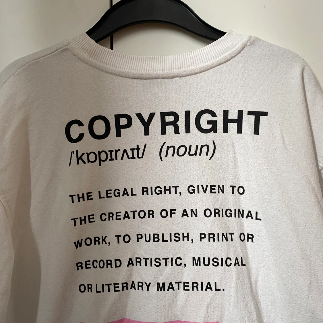 Vit tröja med tryck - 90