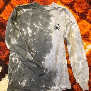 Grå Långärmad  - En grå batikmönstrad långärmad med jättefint tryck på både framsidan och ett större på baksidan! Köpt här på plick men fick tyvärr ingen användning utav den, så hoppas den får ett hem där den får kärleken den förtjänar! Storlek XS men passar även mig som brukar ha S. Går att mötas upp i Hagfors eller så skickas den med posten där köparen står för frakten! 