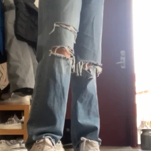 Gina Tricot 90’s high waist Jeans - Strl 40, använt max 10 gånger fin passform bara för stora för mig. Orginalpris 599kr säljes för 450 ink frakt