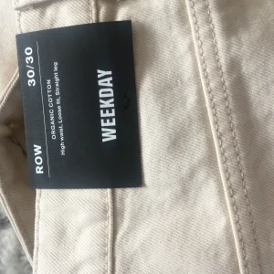 Jeans - Nya jeans från weekday, oanvända! Modell: row - en straight highwaist jeans :) 100% bomull dvs ingen stretch, skulle påstå något små i storleken, kanske passar en 28-29 beroende på önskad fit :), går till ankeln på mig (168)