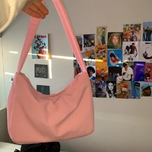Väska  - En mini bag ifrån Gina tricot som jag köpte här på plick, kommer inte till användning! Frakt: 30 kr