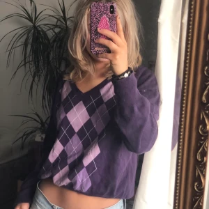 Stickad tröja - Trendig vintage stickad tröja. Det står storlek XL på lappen men skulle snarare säga M eller oversize S💕💕 möts upp eller fraktar mot fraktkostnad:)