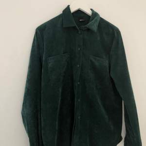 Snygg grön skjorta i manchestertyg. Funkar att ha både som jacka, overshirt eller bara knäppt som en skjorta ☀️ 