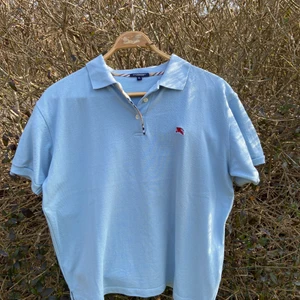 Piké  - En jättefin ljusblå piké från Burberry London, kids XL = M