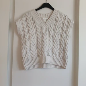 Beige pullover H&M stl M - En beige stickad pullover från H&M i storlek M.