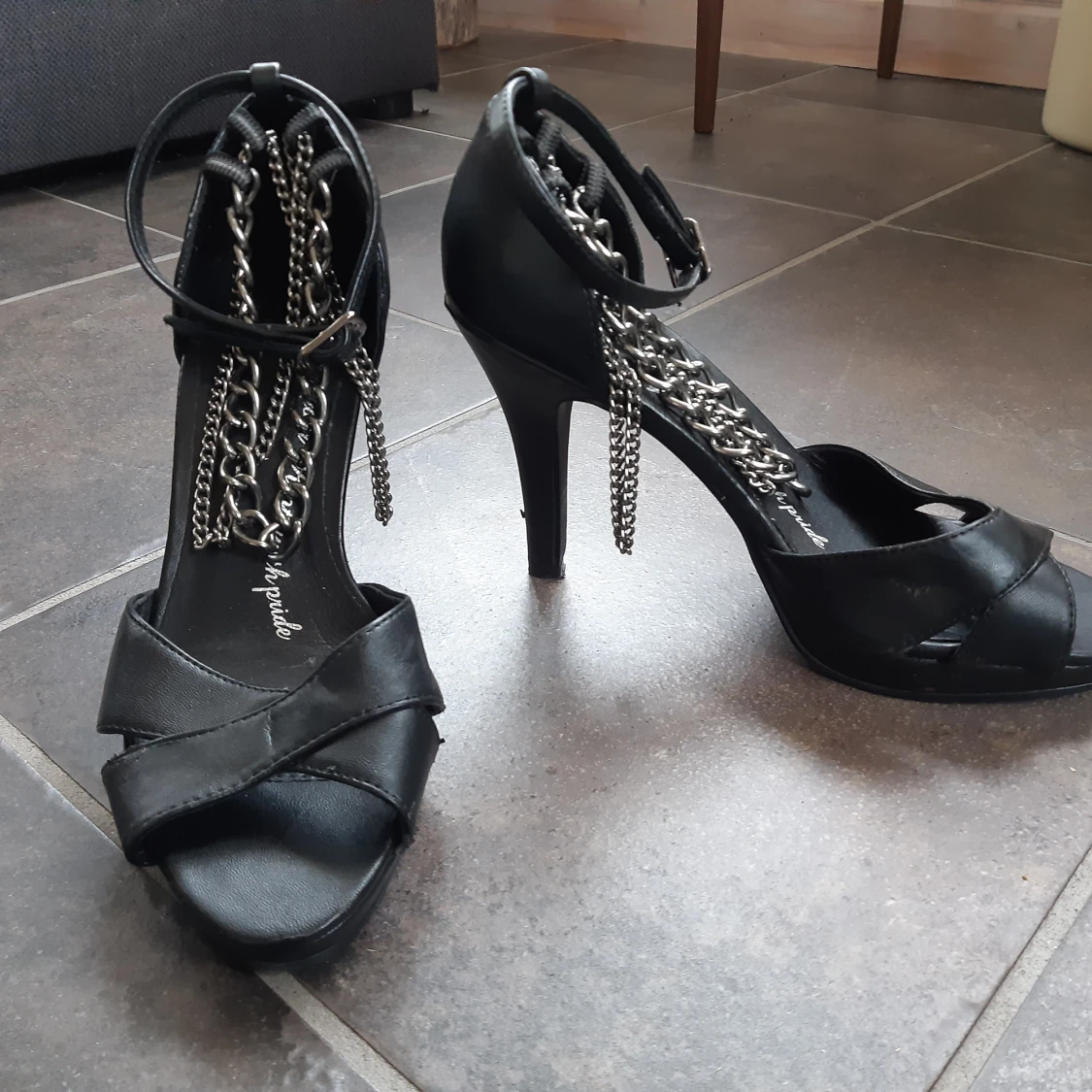 Högklackade skor med kedjor