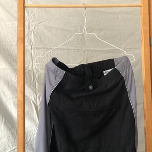 Y2K/90s kjol - 90-tals/ Y2K kjol köpt second hand med reflex och ficka. Storlek 38 men passar förmodligen en storlek större och mindre pga resårbanden. Går att bära på olika sätt. 