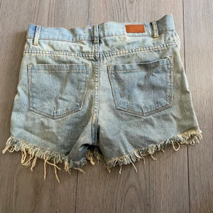 Shana shorts strl 34 - Blå shorts i storlek 34. Säljer på grund av att de blivit försmå. Tycker annars de är väldigt fina. Sitter fint oxå. Köpta utomlands, kommer dock inte ihåg vart.