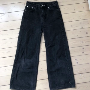 Weekday ace jeans 25/30 - Svarta jeans från weekday i modellen ace. Köpta ca 1 år sen och är i bra skick. Storleken är 25/30 och passar bra på mig som är 163 cm. Säljer pga att jag inte använder dom så ofta längre. Köpare strå för frakten<3