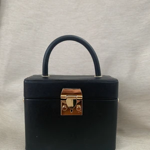 Väska - Nu säljer jag denna väska. Den kommer ifrån mango! Änvänt några gånger. Medföljs band till väskan