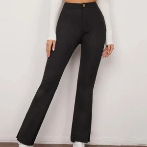 Svarta byxor med slits - Jätte fina svarta byxor med slits vid fötterna. Säljer pga dom var för tajta för mig.