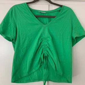 Grön zara topp - Grön zara topp som är justerbar vid magen. Nästan aldrig använd, men såå fin färg. Skulle säga att den är lite mer klargrön i verkligheten.😊