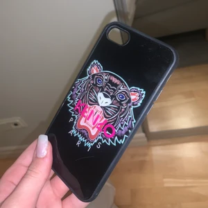 Iphoneskal till iPhone 7 - Säljer detta iphoneskalet från Kenzo för att den inte passar min mobil. Det är till en iPhone 7 💖💖