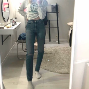 ASOS jeans  - Vanlig denimfärg raka blåa jeans. INTE skinny jeans utan lite lösare. Hål i båda knäna! Långa i benen.. storlek 26/36 vilket motsvarar ungefär 36. Väldigt bra skick 