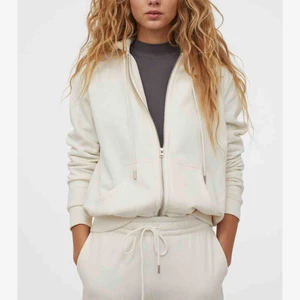  - Vit Zip hoodie aldrig använd säljs! Frakt tillkommer ❤️