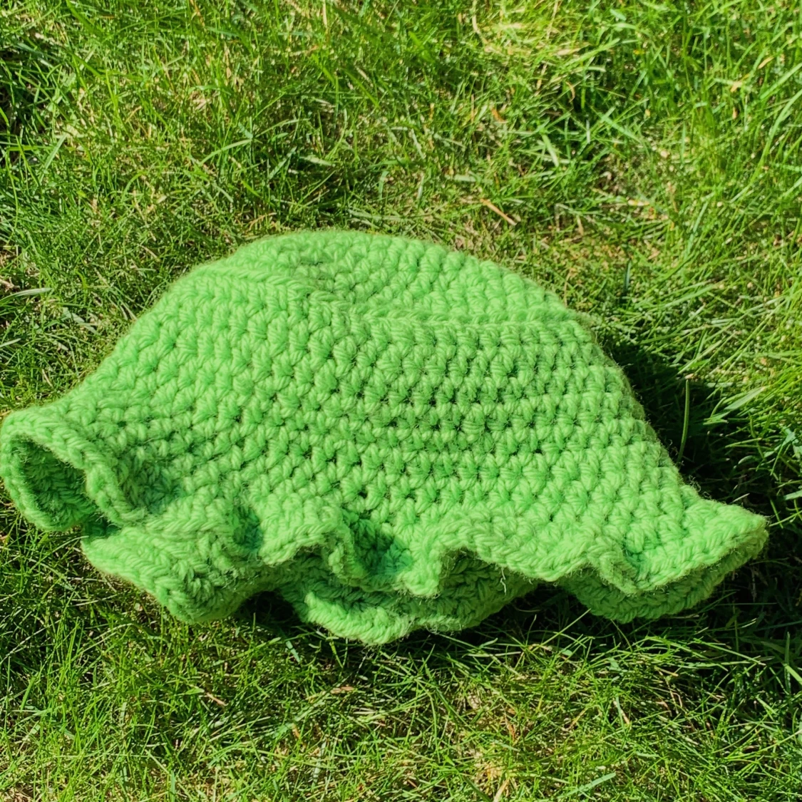 Virkat hatt, med eller utan volanger! Alla färger