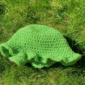 Virkat hatt, med eller utan volanger! Alla färger  - Kan beställas i alla färger 🥰