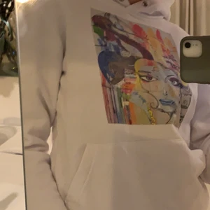 The cool elephant hoddie i strl xs - Denna hoddie är andvänd ett fåtal gånger och säljer då den är för liten. Hoddien är i ett bra skick men saknar band runt luvan.