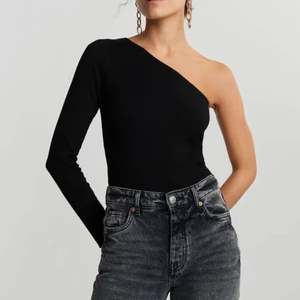 Gina tricot tröja enarmad😍😍😍 - En fin enarmad svart tröja från Gina tricot. Aldrig använd. Säljs pga för lite användning❤️💙😍