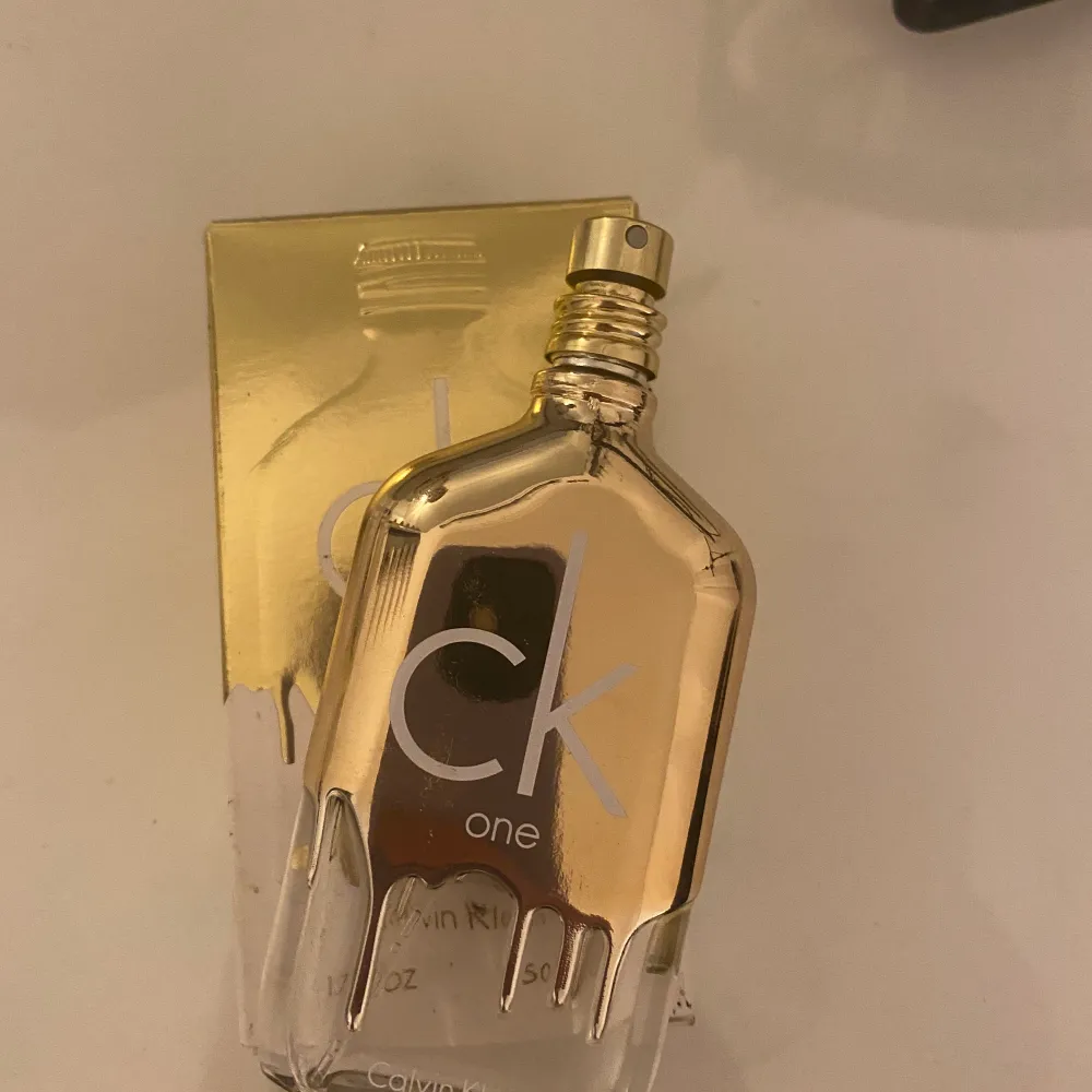 Calvin Klein one gold parfym 50 ml som knappt är använd, unisex 💕. Övrigt.
