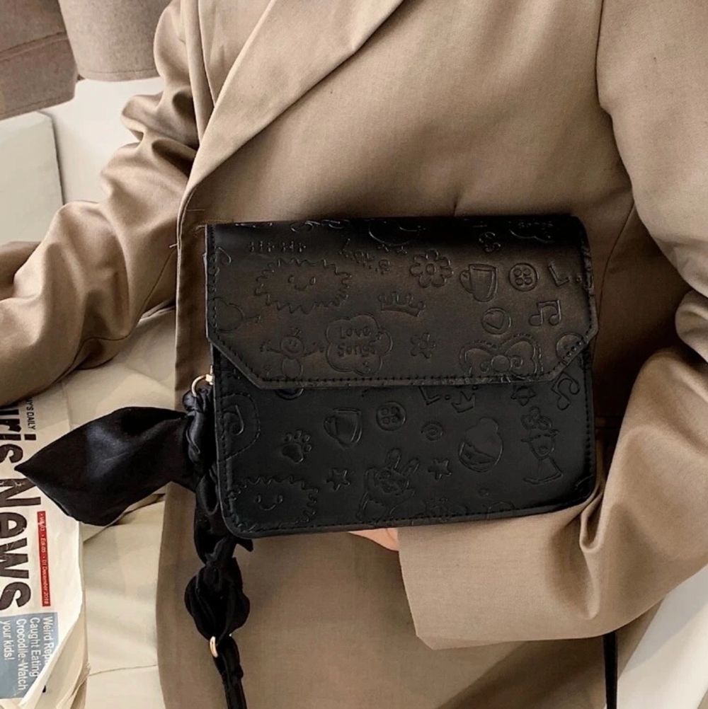 Super fin och söt väska med jättefina mönster🖤  aldrig använd. Väskor.