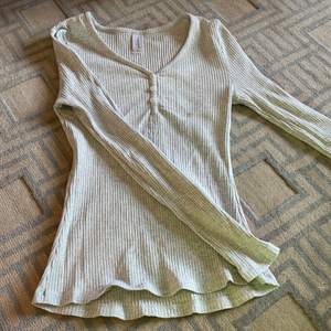 Långärmad tröja den twilfit i storlek S. Säljes pga av för liten storlek och är knappt använd. Tröjan är figursydd. 