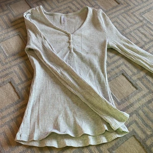 Långärmad tröja - Långärmad tröja den twilfit i storlek S. Säljes pga av för liten storlek och är knappt använd. Tröjan är figursydd. 