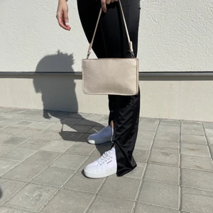 Beige väska - Knappt använd så i fint skick, frakt tillkommer