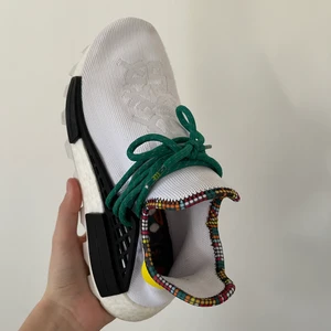 Human race -  Skick 9,5/10 använda inomhus storlek 40 passar 41 allt og extra snören kvitto och box medföljer ligger på stock X för 3500kr skriv för fler bilder frakt betalas av köparen 😁🙌