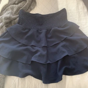 Kjol - Mörkblå volangkjol från vero moda i storlek xs. Sååå fin till sommaren men har tyvärr ingen plats i min garderob. 