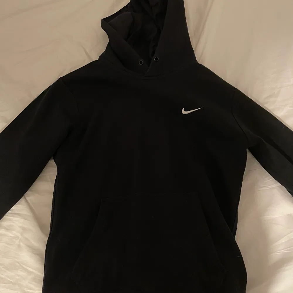 Svart nike vintage hoodie i väldigt bra skick för att vara vintage säljes. Storlek M.. Hoodies.